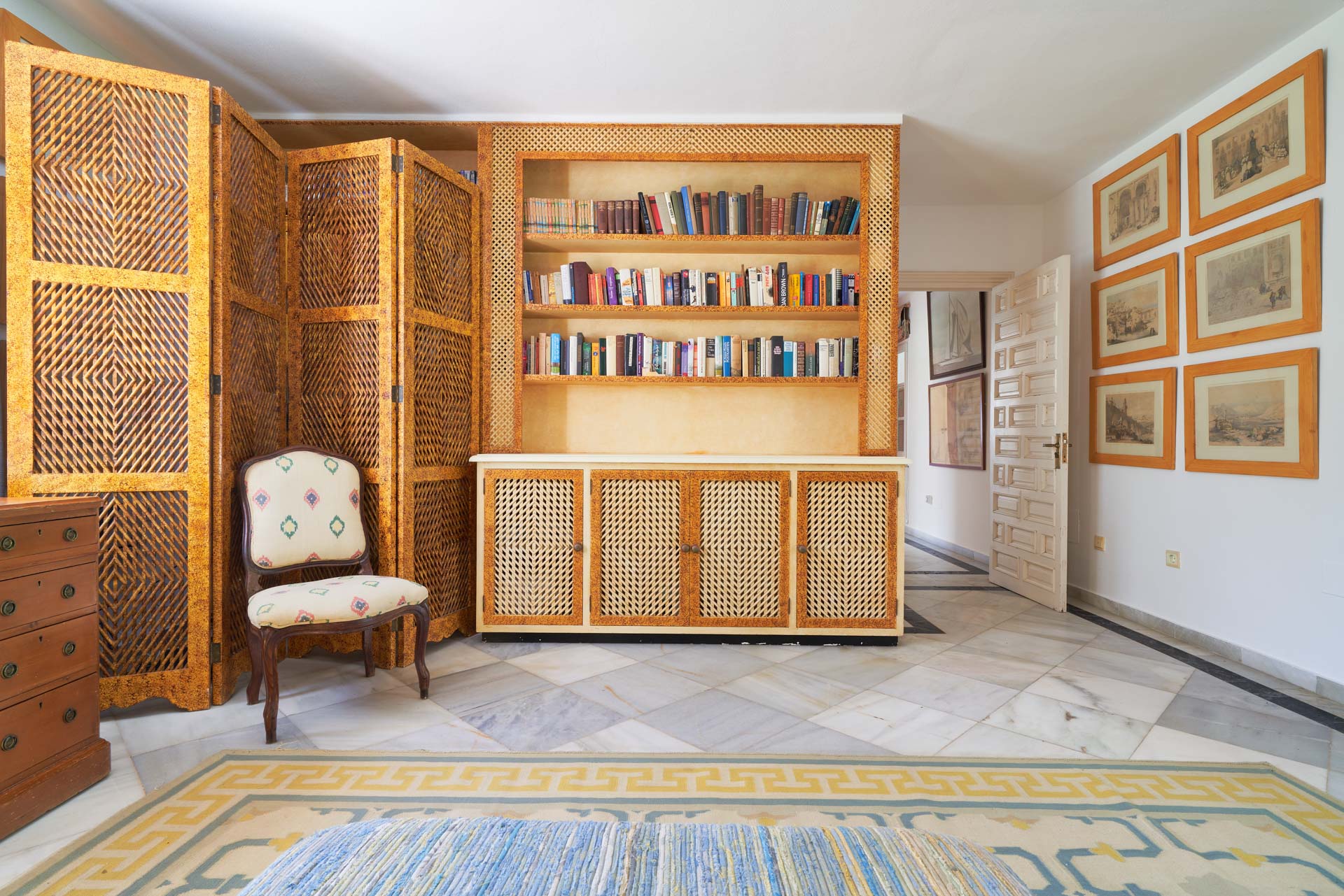Imagen de mueble de madera y libros. La imgen parece un despacho.